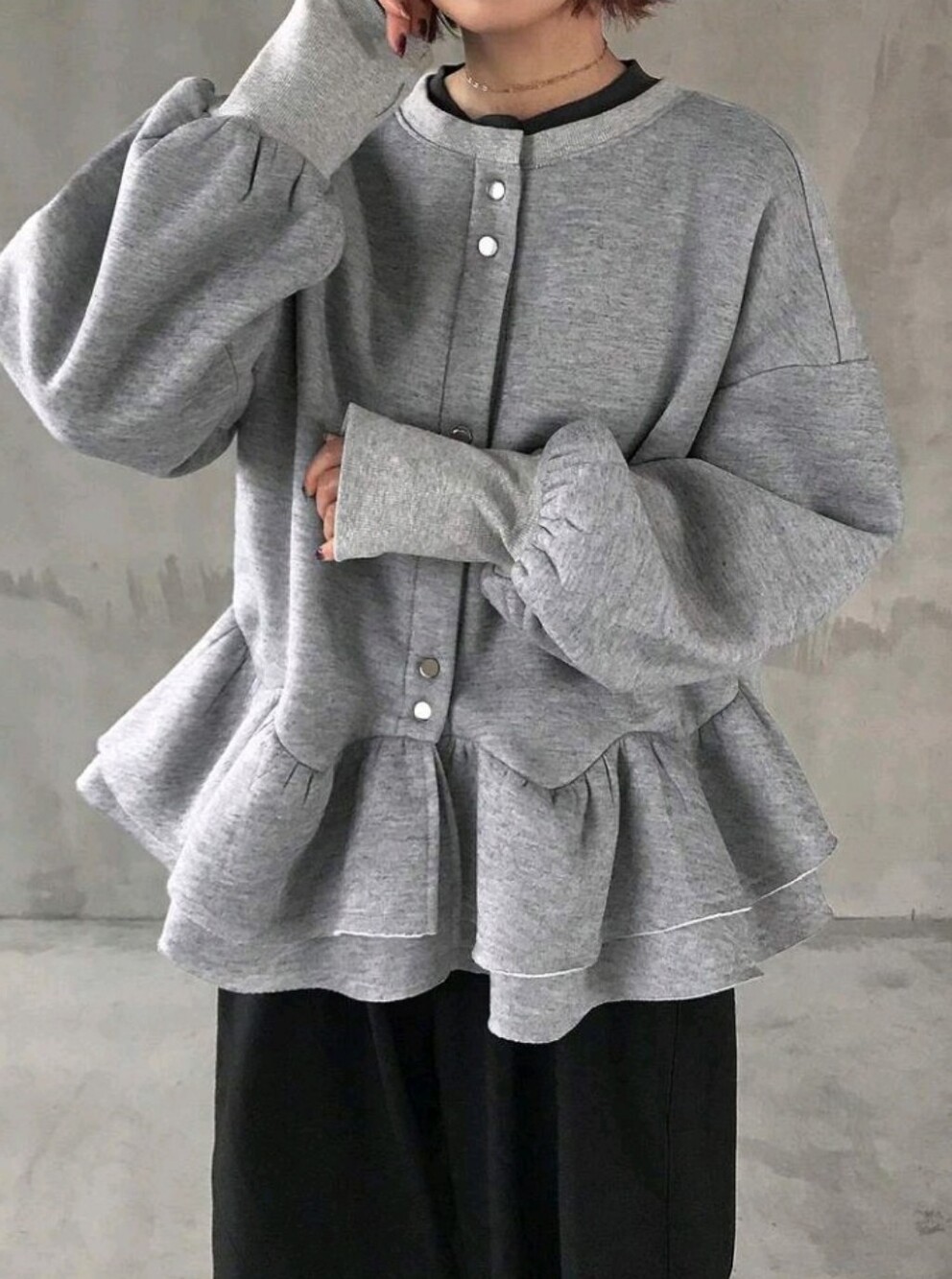 Women's Casual Crew Neck Sweatshirt With Layered Hem, Loose Fit Lantern